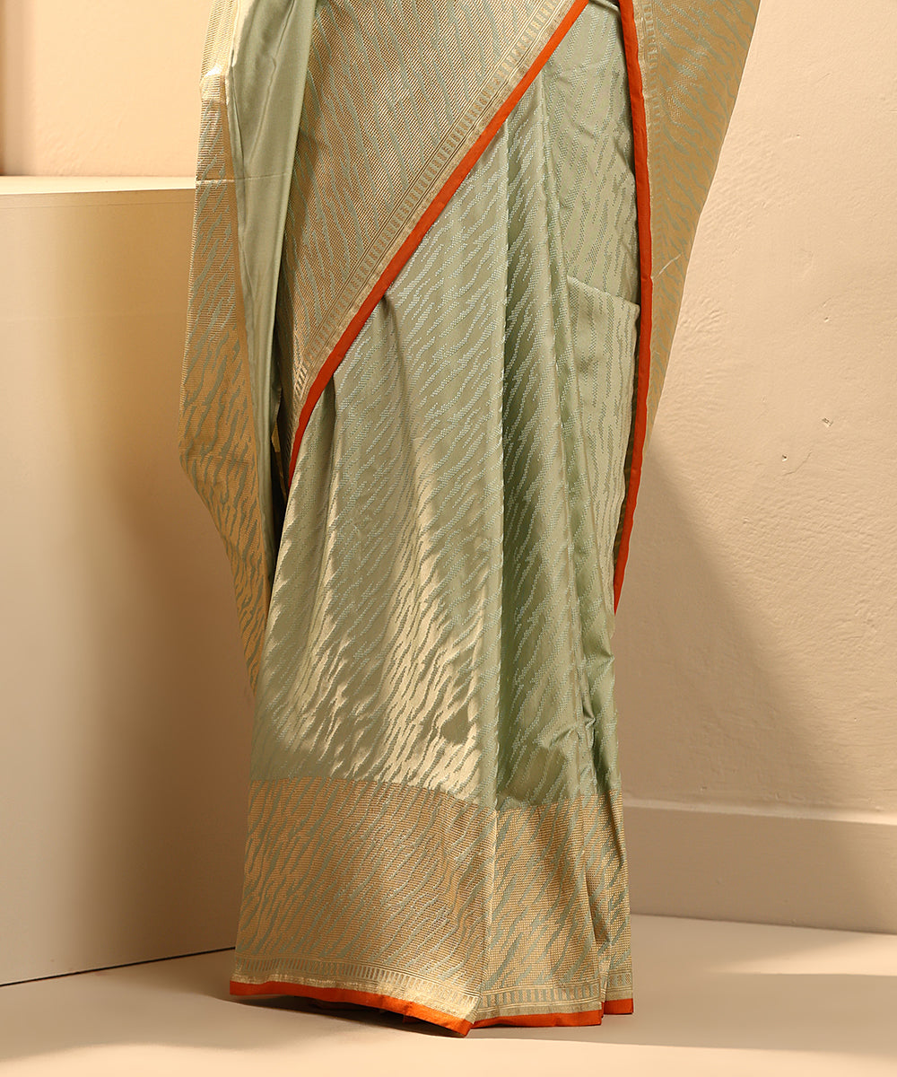 Handloom_Pistachio_Green_Pure_Mashroo_Silk_Tanchoi_Banarasi_Saree_With_Kadhwa_Border_WeaverStory_04