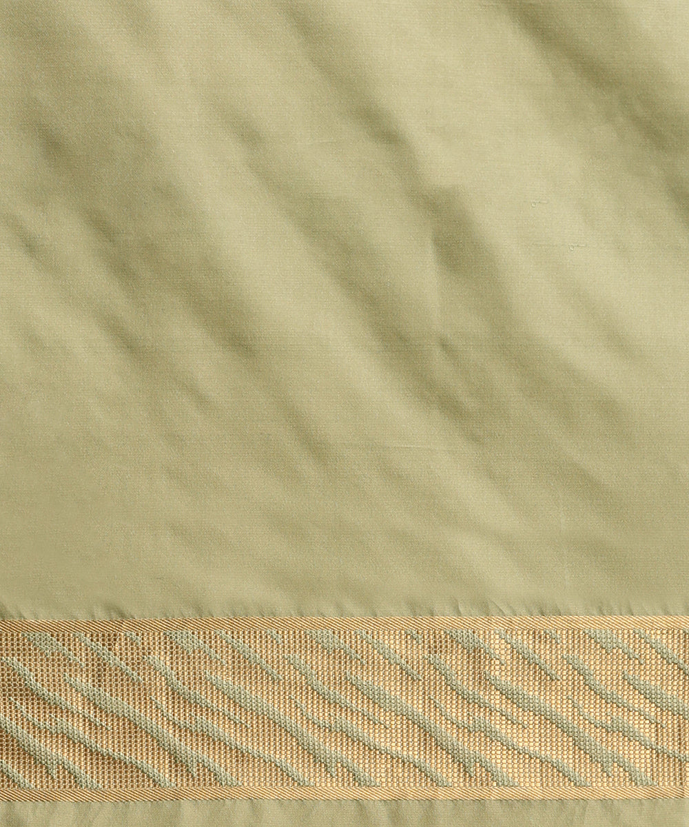Handloom_Pistachio_Green_Pure_Mashroo_Silk_Tanchoi_Banarasi_Saree_With_Kadhwa_Border_WeaverStory_05