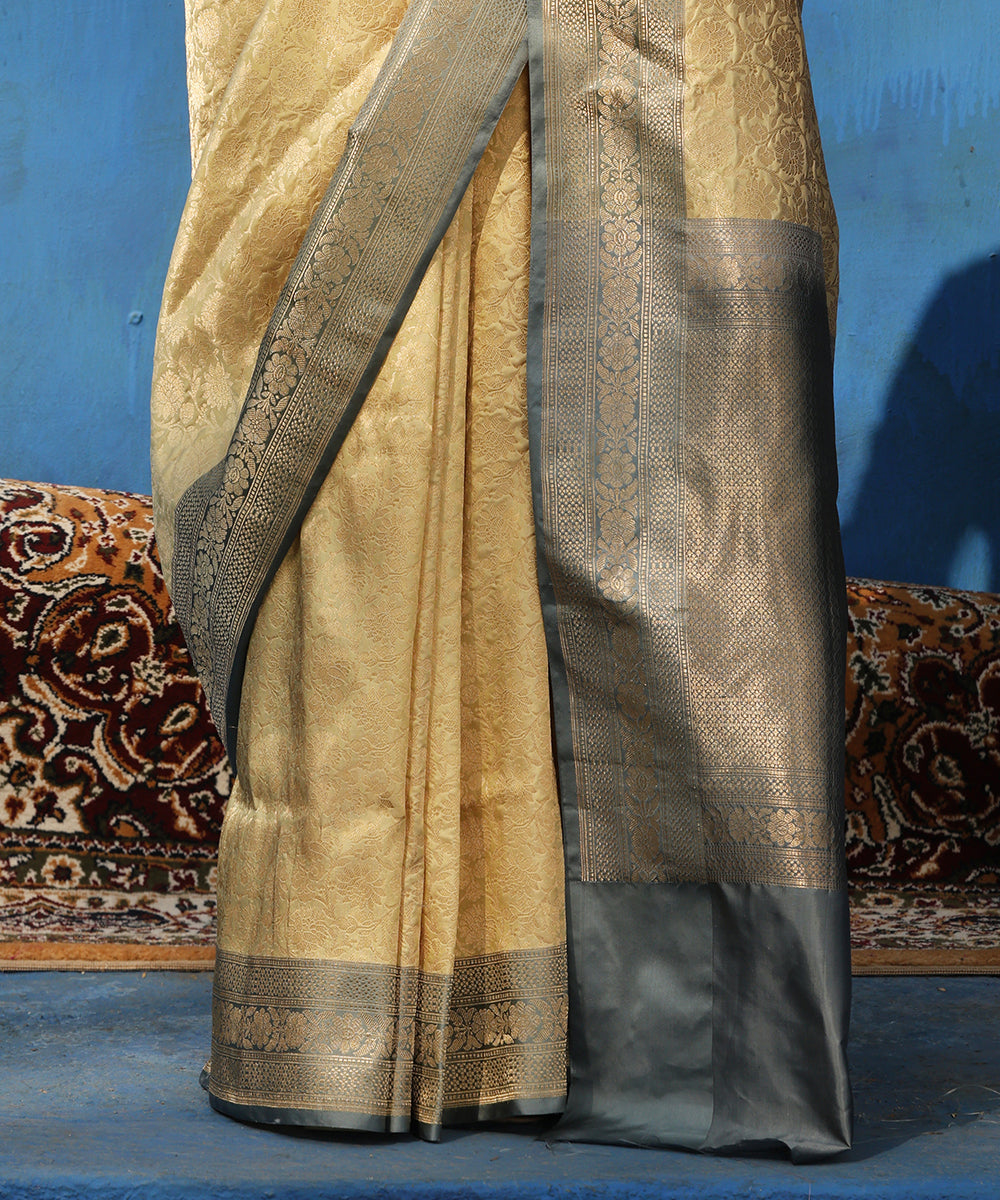 Beige_Handloom_Pure_Katan_Silk_Kimkhab_Banarasi_Saree_With_Grey_Border_WeaverStory_04