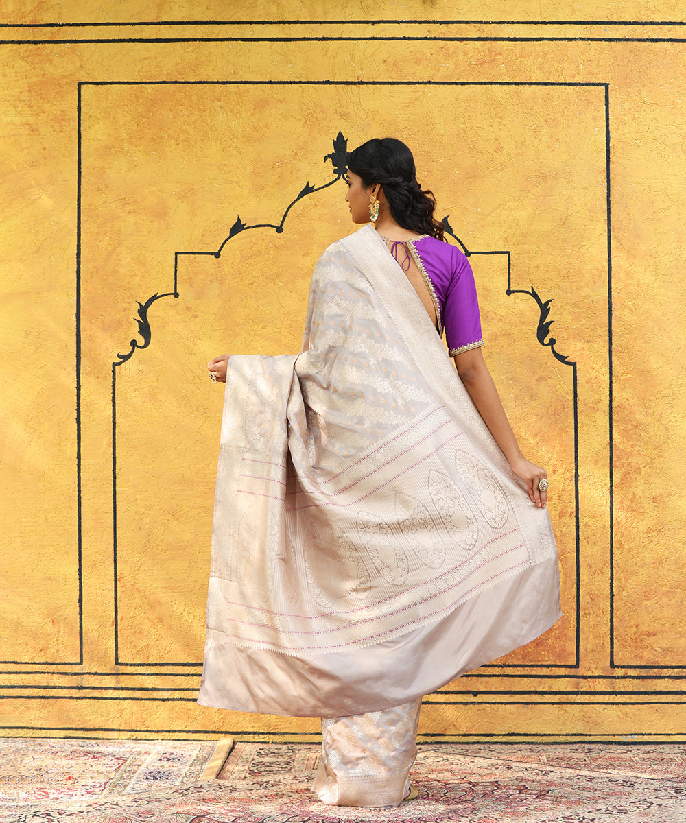 Handloom_Grey_Pure_Katan_Silk_Banarasi_Saree_With_Sona_Rupa_Jaal_WeaverStory_03