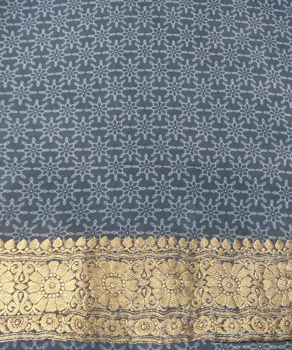 Handloom_Grey_Pure_Georgette_Ajrakh_Print_Banarasi_Saree_With_Chevron_Pattern_WeaverStory_05