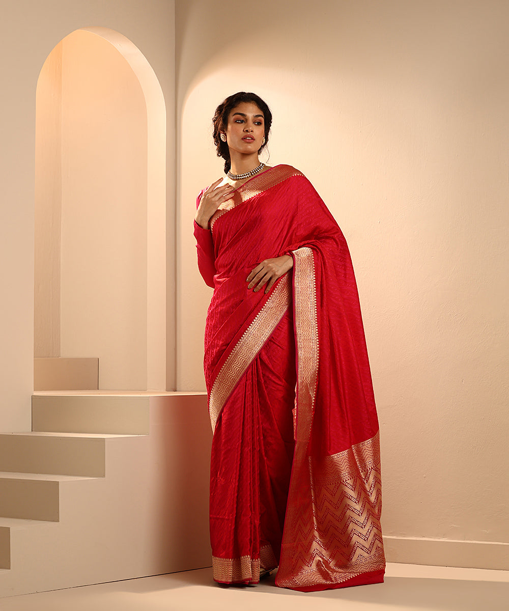Pink_And_Red_Dual_Tone_Handloom_Pure_Silk_Tanchoi_Banarasi_Saree_With_Zari_Border_WeaverStory_02