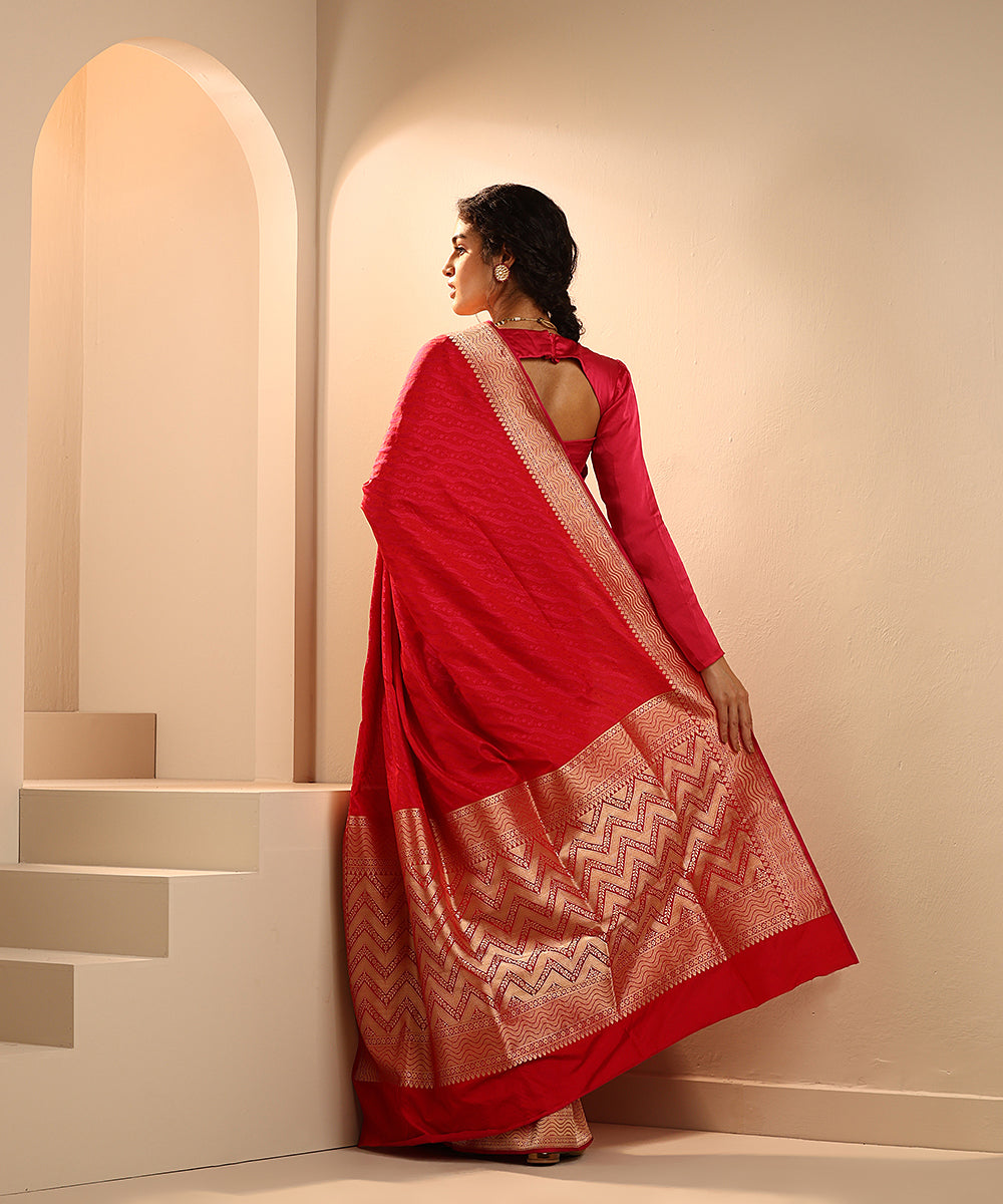 Pink_And_Red_Dual_Tone_Handloom_Pure_Silk_Tanchoi_Banarasi_Saree_With_Zari_Border_WeaverStory_03