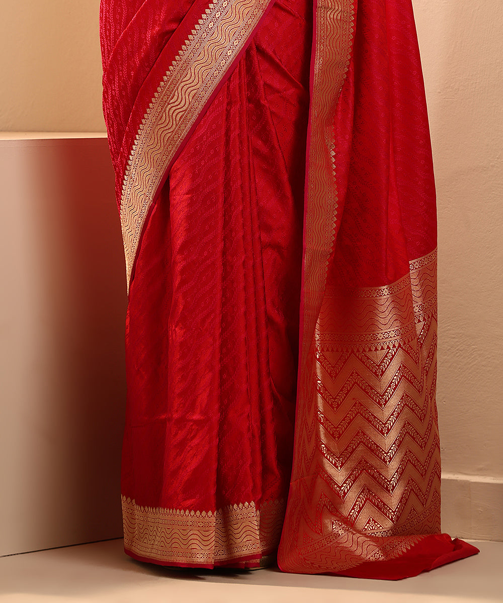 Pink_And_Red_Dual_Tone_Handloom_Pure_Silk_Tanchoi_Banarasi_Saree_With_Zari_Border_WeaverStory_04