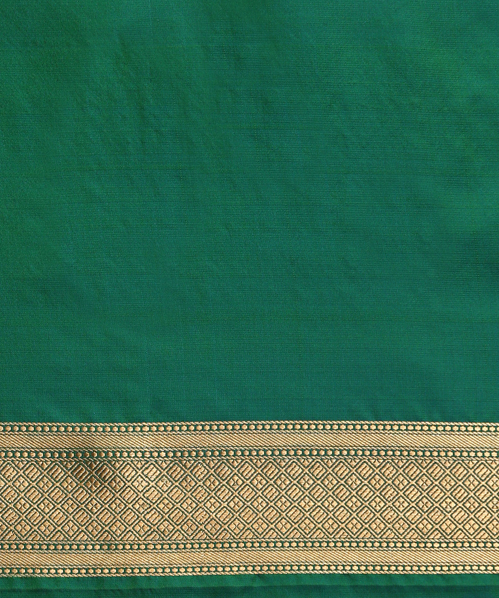 Handloom_Green_And_Blue_Dual_Tone_Tanchoi_Banarasi_Saree_With_Zari_Border_WeaverStory_05