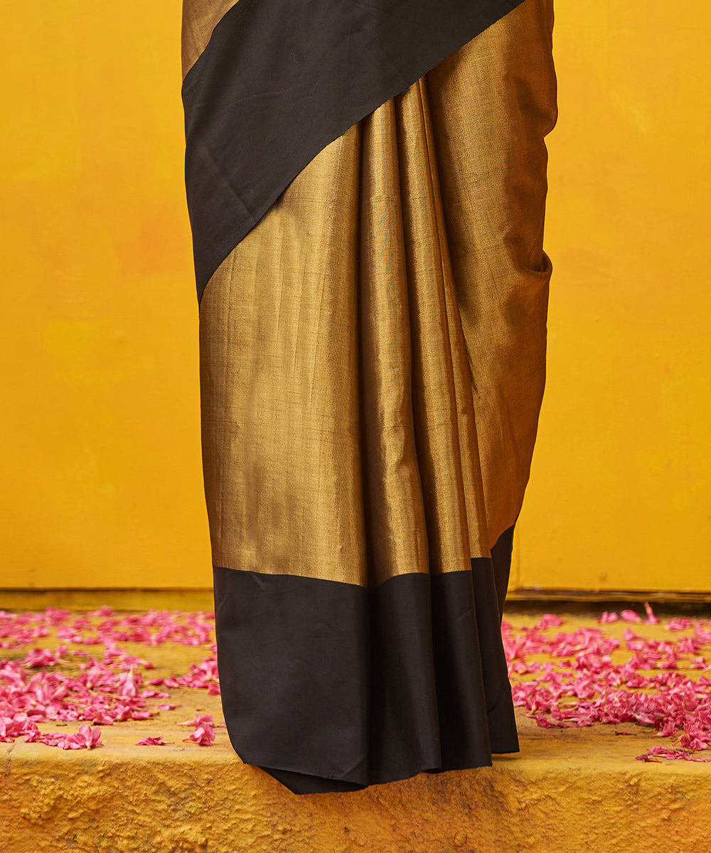 Gold_Handloom_Pure_Tissue_Chanderi_Saree_With_Broad_Black_Border_WeaverStory_04