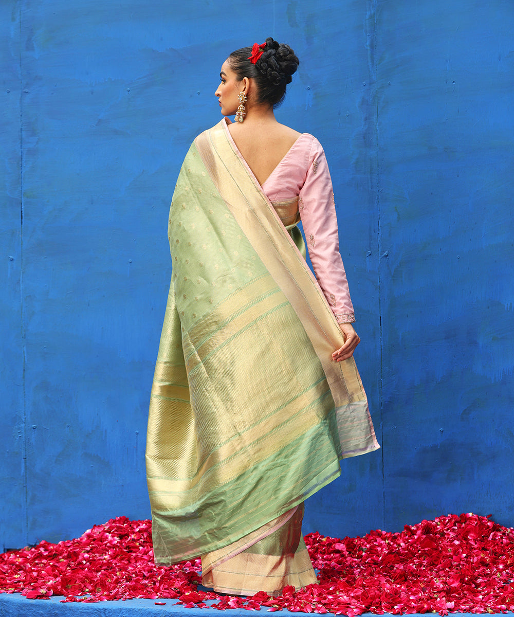 Handlomm_Light_Green_Pure_Katan_Silk_Zari_Tanchoi_Banarasi_Saree_With_Pink_Selvedge_WeaverStory_03