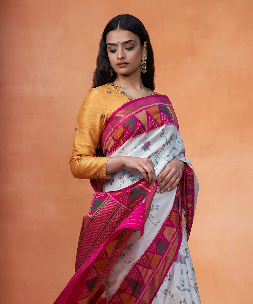 Handloom_White_And_Pink_Pure_Mulberry_Silk_Ikat_Patola_Saree_With_Zari_Border_WeaverStory_01