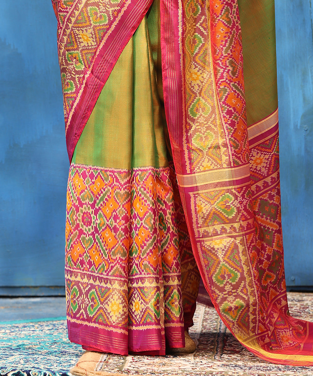 Green_And_Plum_Handloom_Pure_Mulberry_Silk_Ikat_Patola_Saree_With_Zari_Border_WeaverStory_04