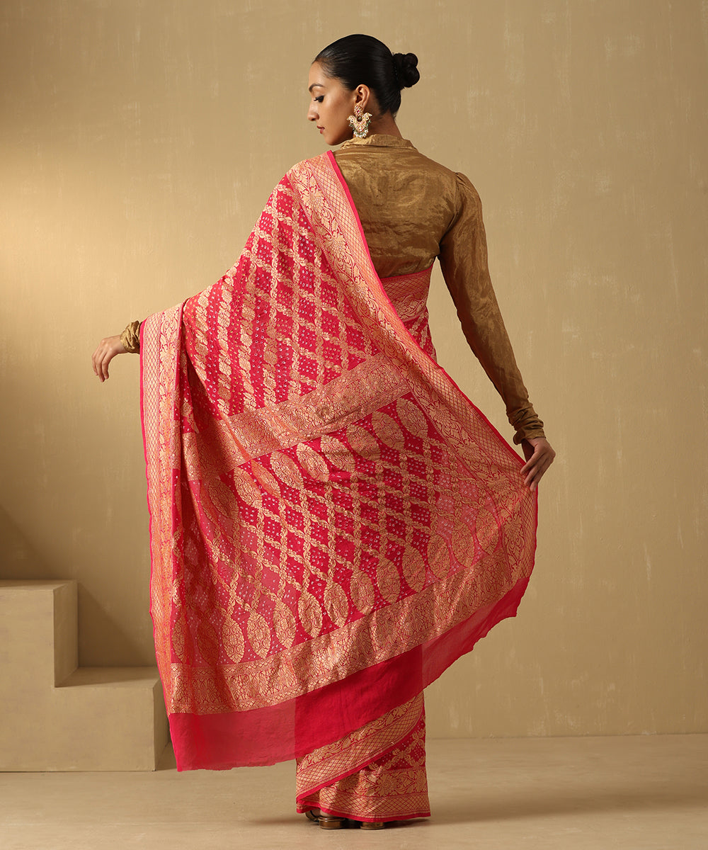 Handloom_Coral_And_Pink_Ombre_Dyed_Pure_Georgette_Banarasi_Bandhej_Saree_WeaverStory_03
