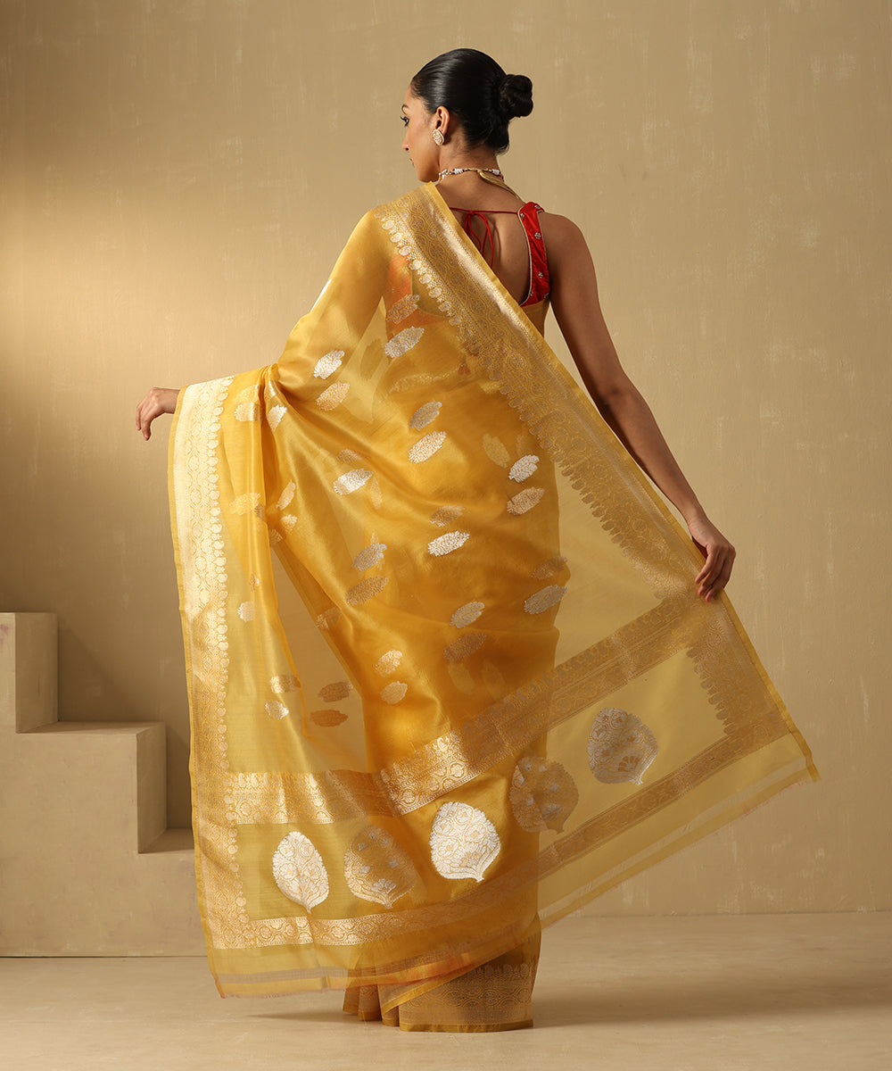 Handloom_Mustard_Yellow_Pure_Kora_Silk_Banarasi_Saree_With_Sona_Rupa_Booti_WeaverStory_03