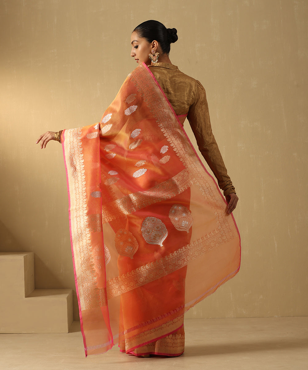 Handloom_Peach_And_Pink_Dual_Tone_Pure_Kora_Silk_Banarasi_Saree_With_Sona_Rupa_Booti_WeaverStory_03