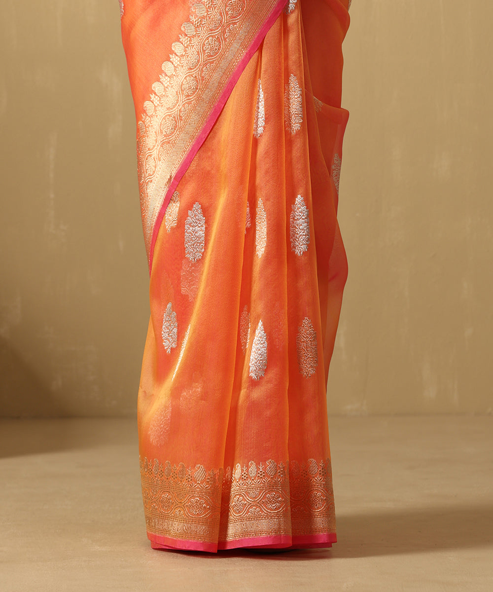 Handloom_Peach_And_Pink_Dual_Tone_Pure_Kora_Silk_Banarasi_Saree_With_Sona_Rupa_Booti_WeaverStory_04