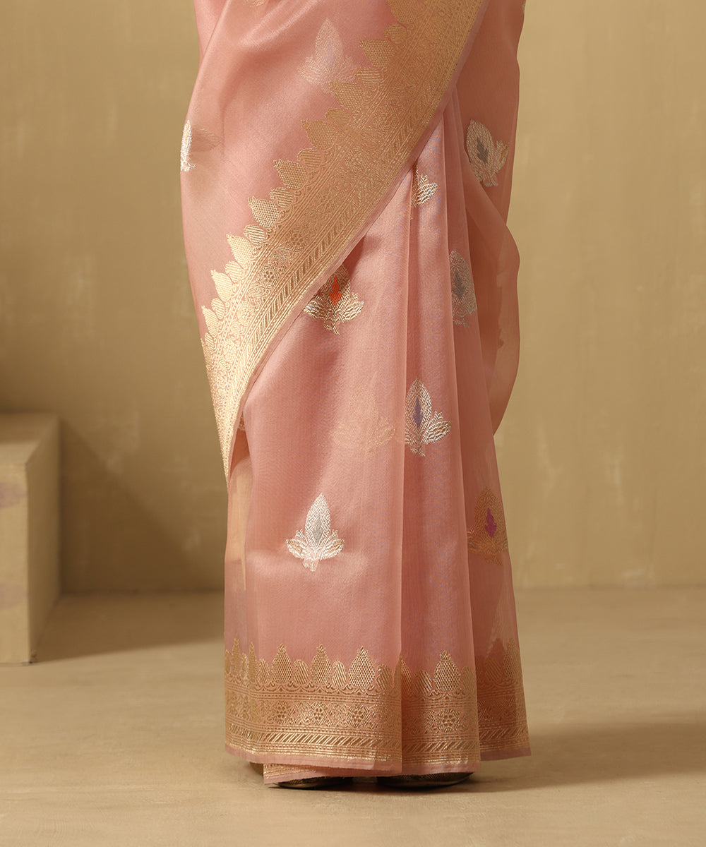 Dusty_Pink_Handloom_Pure_Kora_Silk_Banarasi_Saree_With_Sona_Rupa_Booti_WeaverStory_04