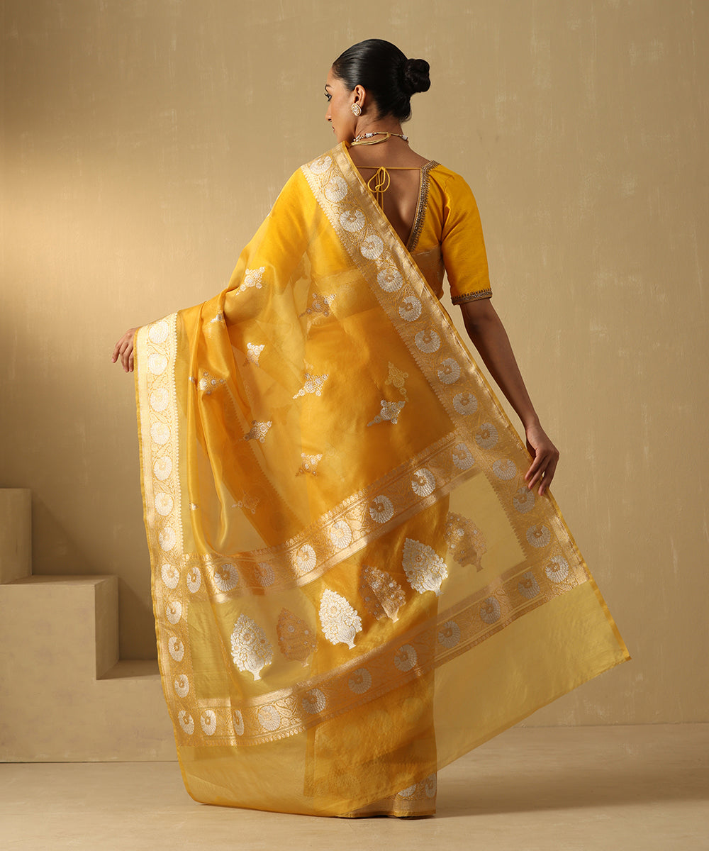 Mustard_Handloom_Pure_Kora_Silk_Banarasi_Saree_With_Sona_Rupa_Booti_And_Floral_Border_WeaverStory_03