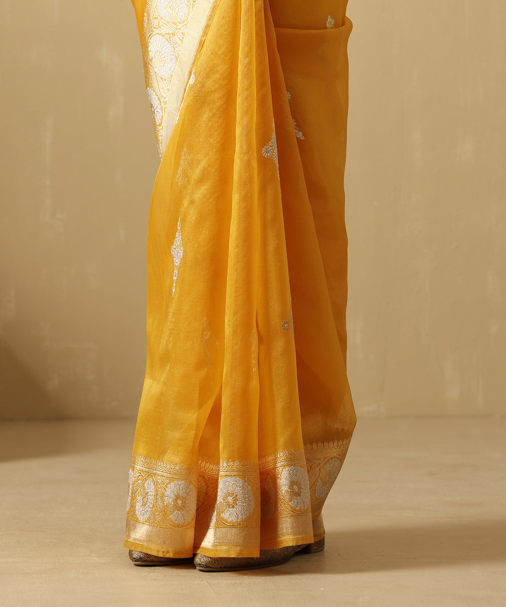 Mustard_Handloom_Pure_Kora_Silk_Banarasi_Saree_With_Sona_Rupa_Booti_And_Floral_Border_WeaverStory_04