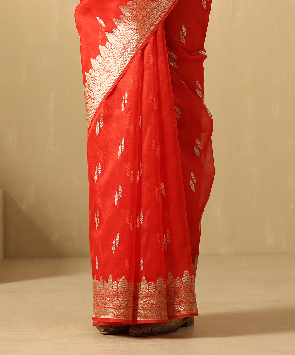 Red_Handloom_Pure_Kora_Silk_Banarasi_Saree_With_Sona_Rupa_Booti_And_Open_Border_WeaverStory_04