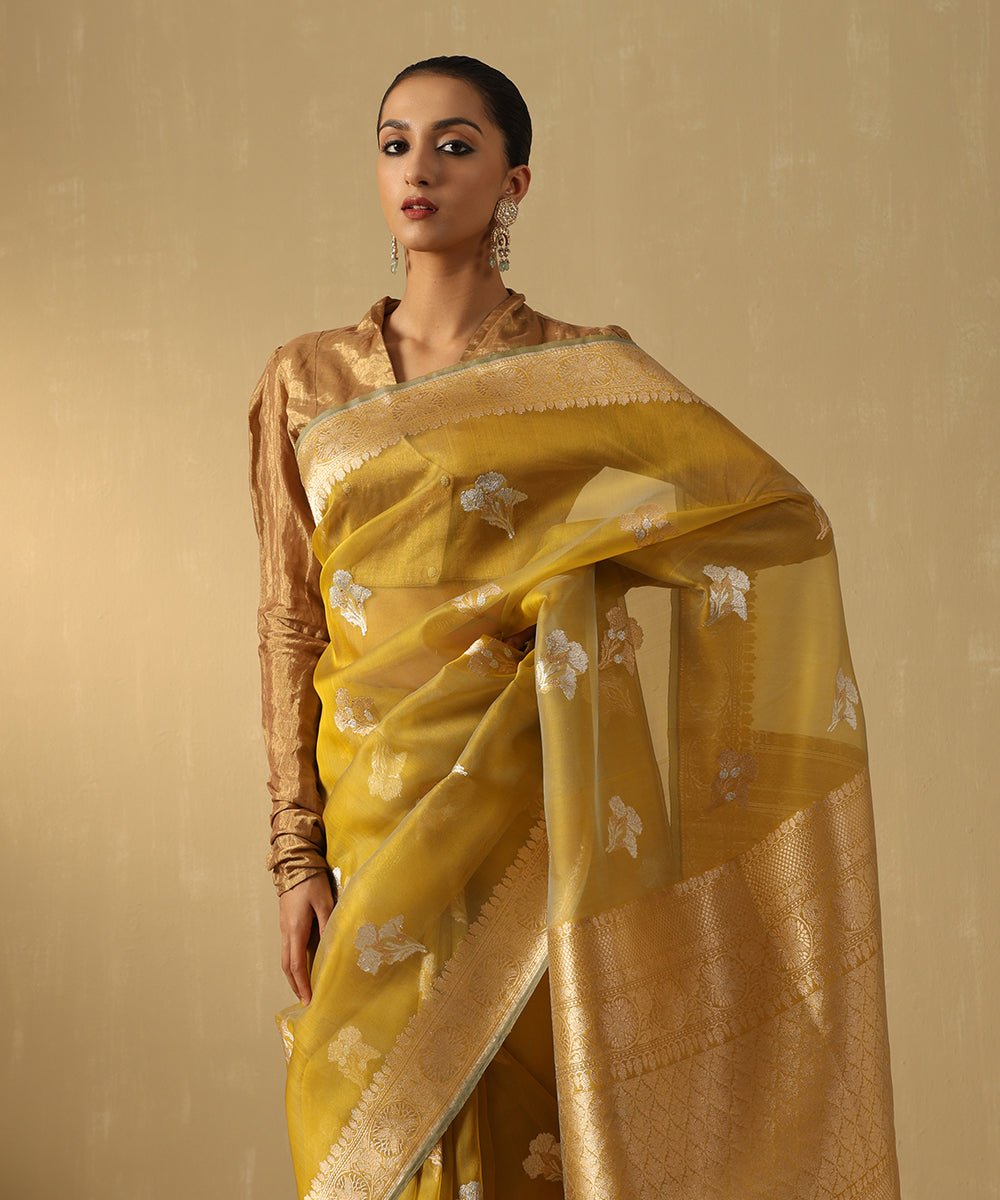 Handloom_Green_Dual_Tone_Pure_Kora_Silk_Banarasi_Saree_With_Sona_Rupa_Booti_And_Floral_Border_WeaverStory_01