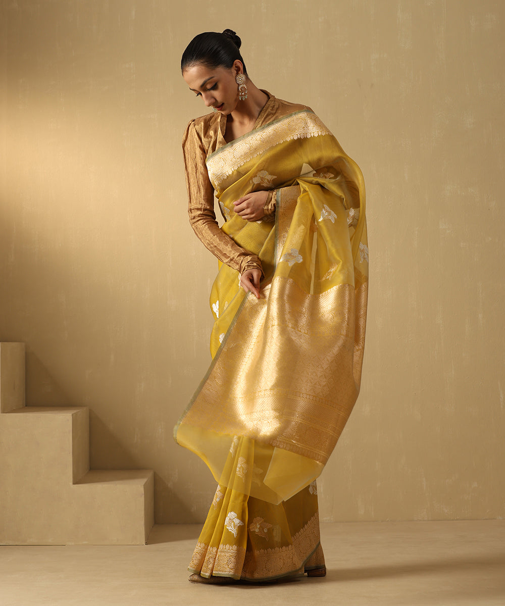 Handloom_Green_Dual_Tone_Pure_Kora_Silk_Banarasi_Saree_With_Sona_Rupa_Booti_And_Floral_Border_WeaverStory_02