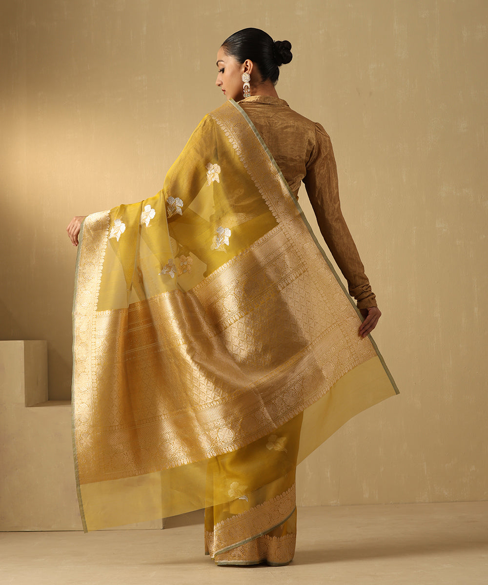 Handloom_Green_Dual_Tone_Pure_Kora_Silk_Banarasi_Saree_With_Sona_Rupa_Booti_And_Floral_Border_WeaverStory_03
