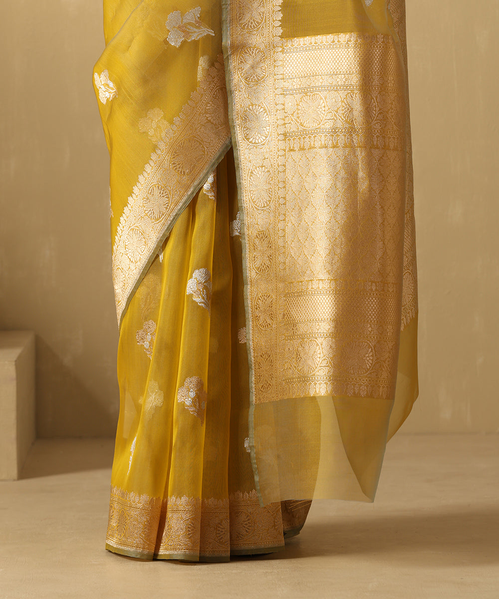 Handloom_Green_Dual_Tone_Pure_Kora_Silk_Banarasi_Saree_With_Sona_Rupa_Booti_And_Floral_Border_WeaverStory_04