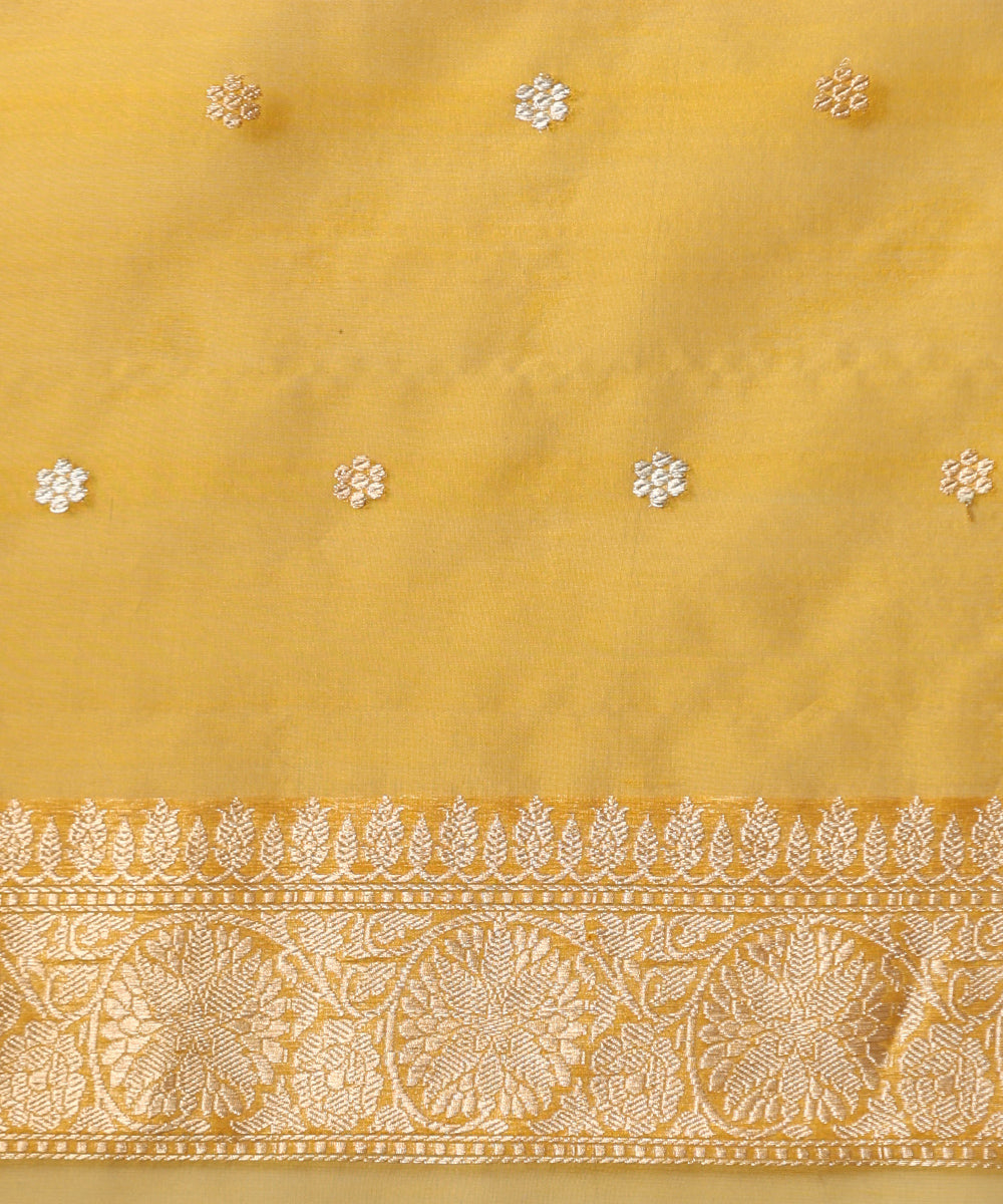 Handloom_Green_Dual_Tone_Pure_Kora_Silk_Banarasi_Saree_With_Sona_Rupa_Booti_And_Floral_Border_WeaverStory_05