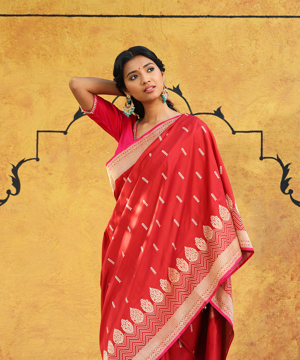Handloom_Maroon_Pure_Katan_Silk_Banarasi_Saree_With_Chevron_Zari_Border_And_Kadhaw_Booti_WeaverStory_01