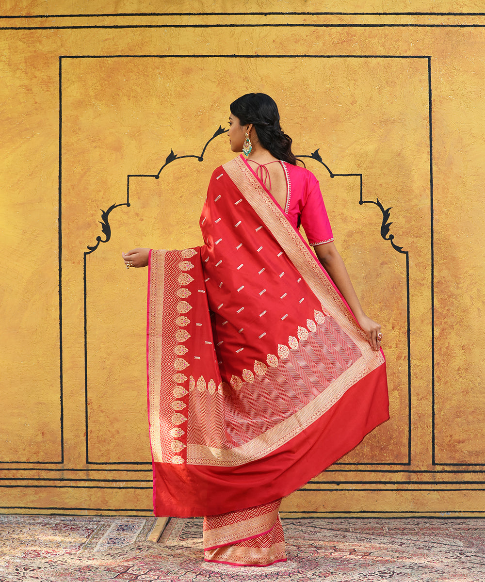 Handloom_Maroon_Pure_Katan_Silk_Banarasi_Saree_With_Chevron_Zari_Border_And_Kadhaw_Booti_WeaverStory_03