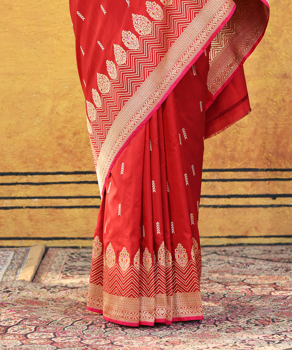 Handloom_Maroon_Pure_Katan_Silk_Banarasi_Saree_With_Chevron_Zari_Border_And_Kadhaw_Booti_WeaverStory_04