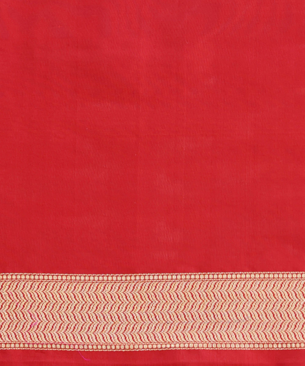 Handloom_Maroon_Pure_Katan_Silk_Banarasi_Saree_With_Chevron_Zari_Border_And_Kadhaw_Booti_WeaverStory_05
