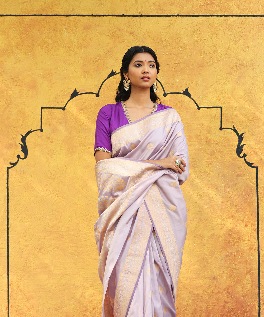 Light_Mauve_Handloom_Pure_Katan_Silk_Banarasi_Saree_With_Kadhwa_Booti_WeaverStory_01