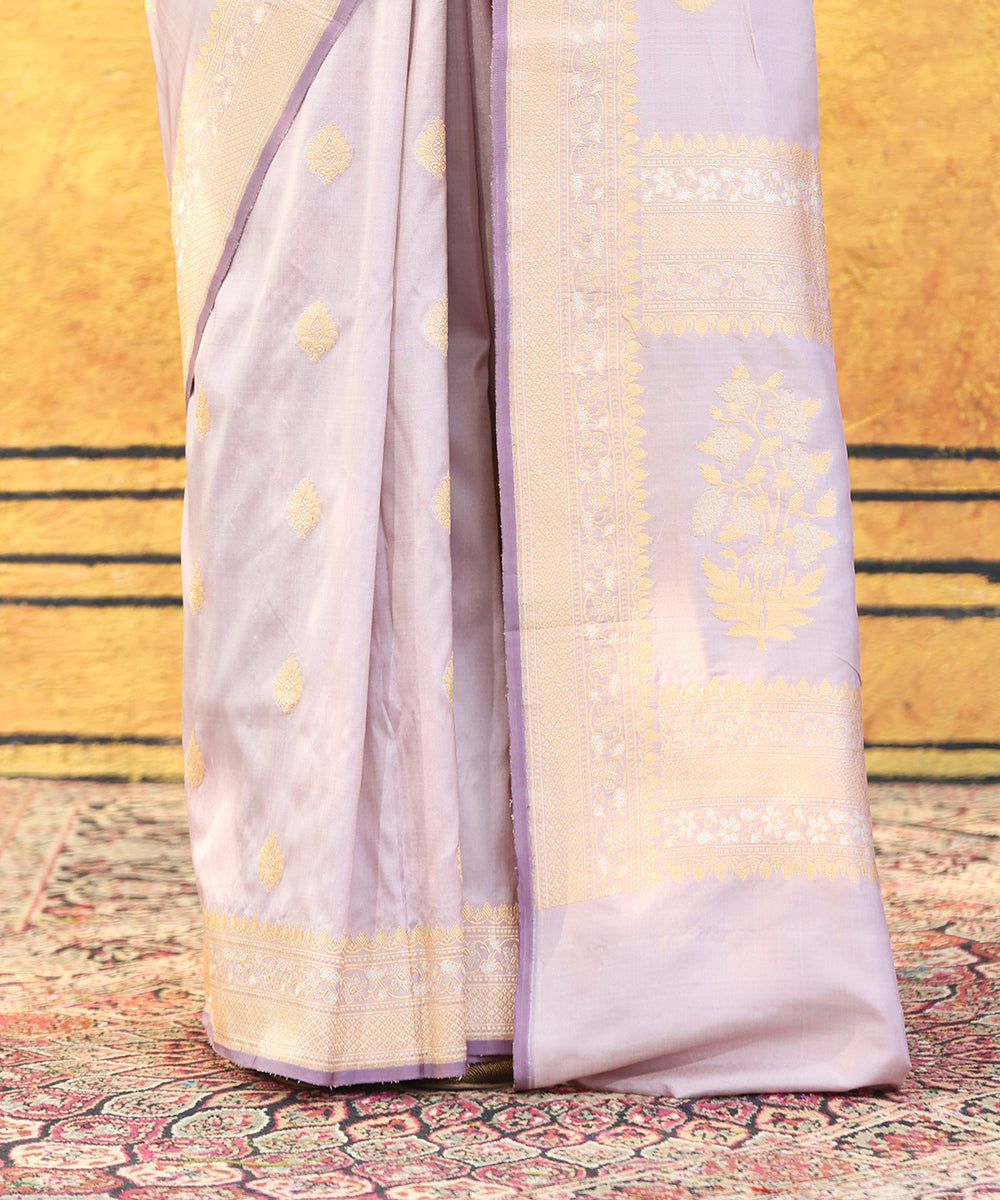 Light_Mauve_Handloom_Pure_Katan_Silk_Banarasi_Saree_With_Kadhwa_Booti_WeaverStory_04