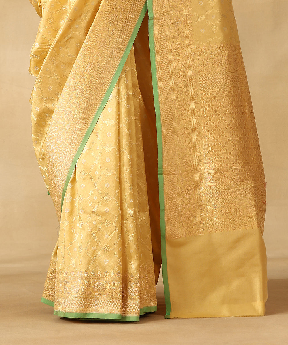 Butterscotch_Yellow_Handloom_Pure_Katan_Silk_Banarasi_Saree_With_Jamdani_Jaal_And_Green_Selvedge_WeaverStory_04