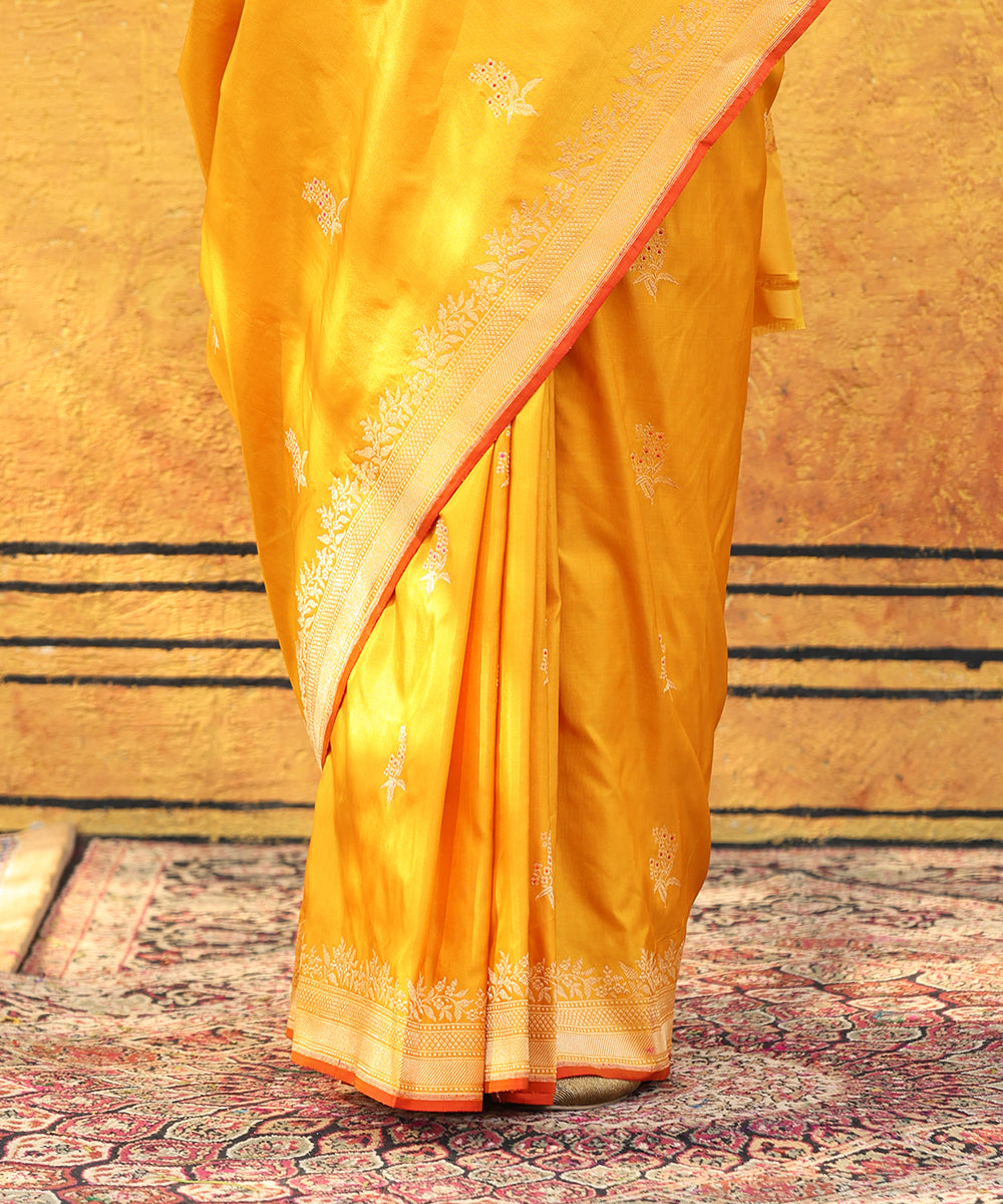 Handloom_Turmeric_Yellow_Pure_Katan_Silk_Saree_With_Kadhwa_Boota_And_Rust_Selvedge_WeaverStory_04