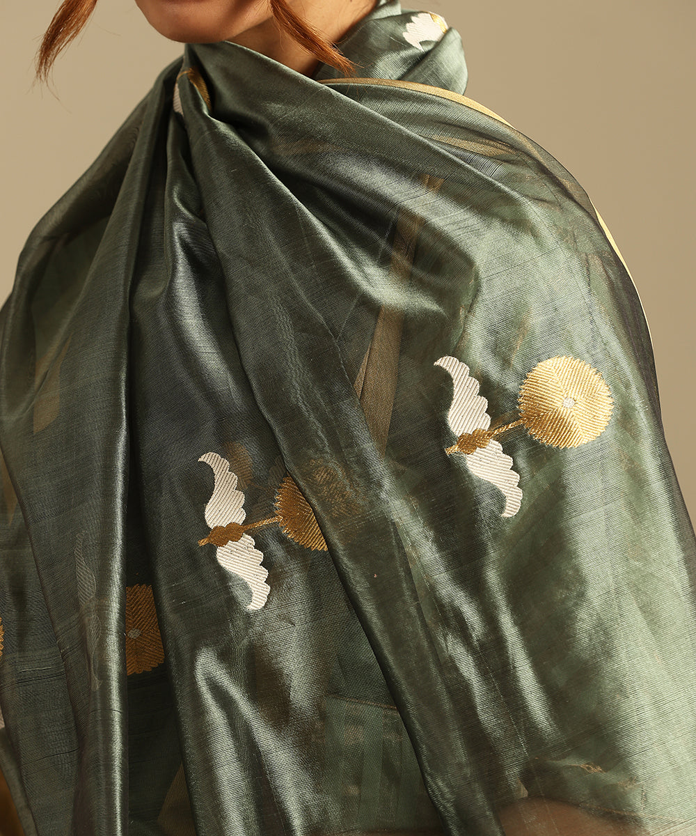 Handloom_Olive_Green_Pure_Silk_Chnaderi_Saree_With_Sunflower_Motifs_And_Zari_Border_WeaverStory_04