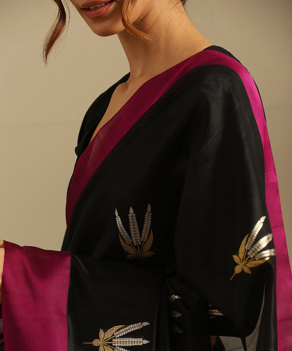 Black_Handloom_Pure_Silk_Chanderi_Saree_With_Wheat_Flower_Motif_And_Pink_Mashroo_Border_WeaverStory_04