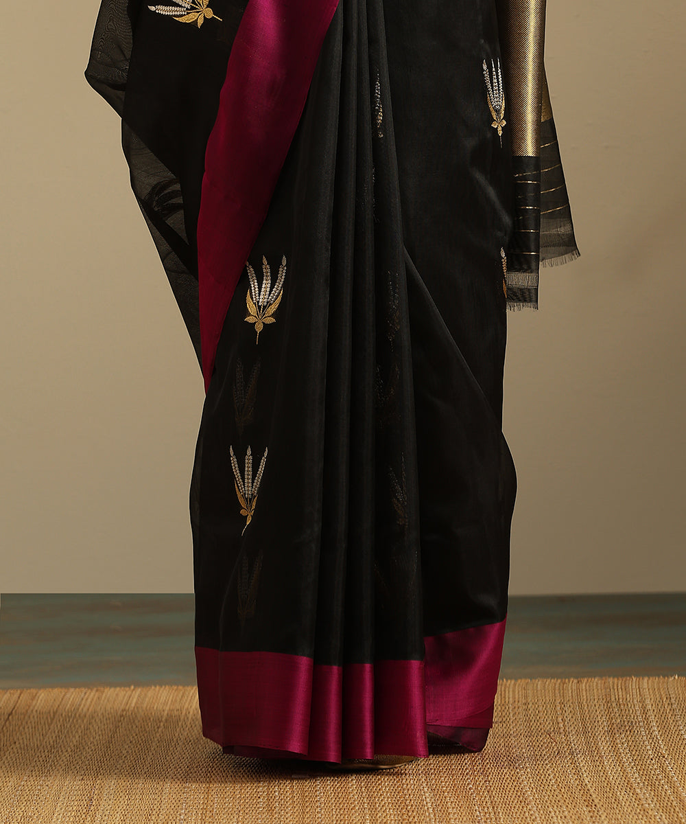 Black_Handloom_Pure_Silk_Chanderi_Saree_With_Wheat_Flower_Motif_And_Pink_Mashroo_Border_WeaverStory_05