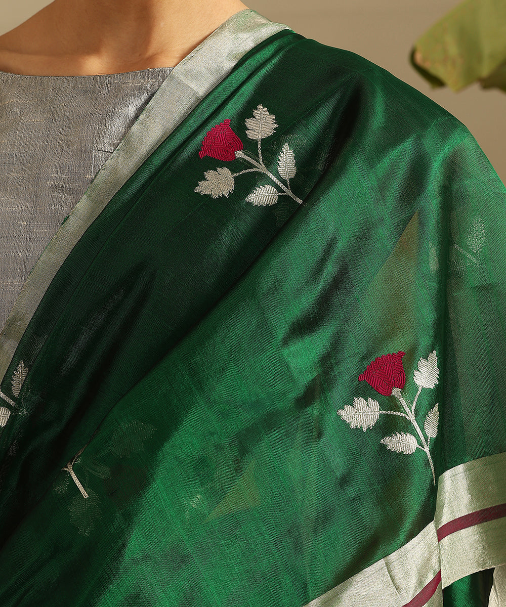 Handloom_Emerald_Green_Pure_Silk_Chanderi_Saree_With_Rose_Flower_Motif_WeaverStory_04
