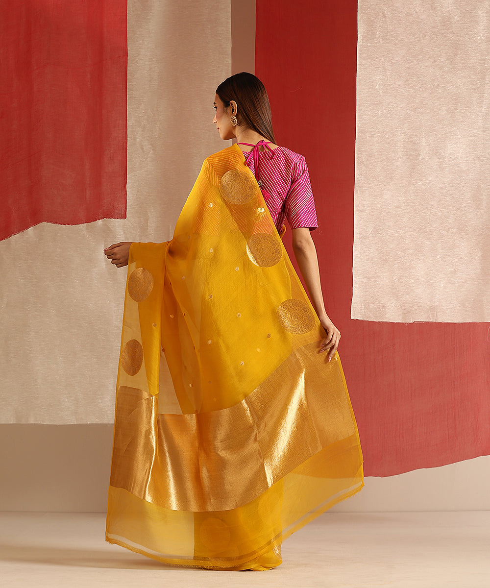 Handloom_Mustard_Pure_Kora_Silk_Banarasi_Saree_With_Gold_Zari_Kadhwa_Booti_WeaverStory_03