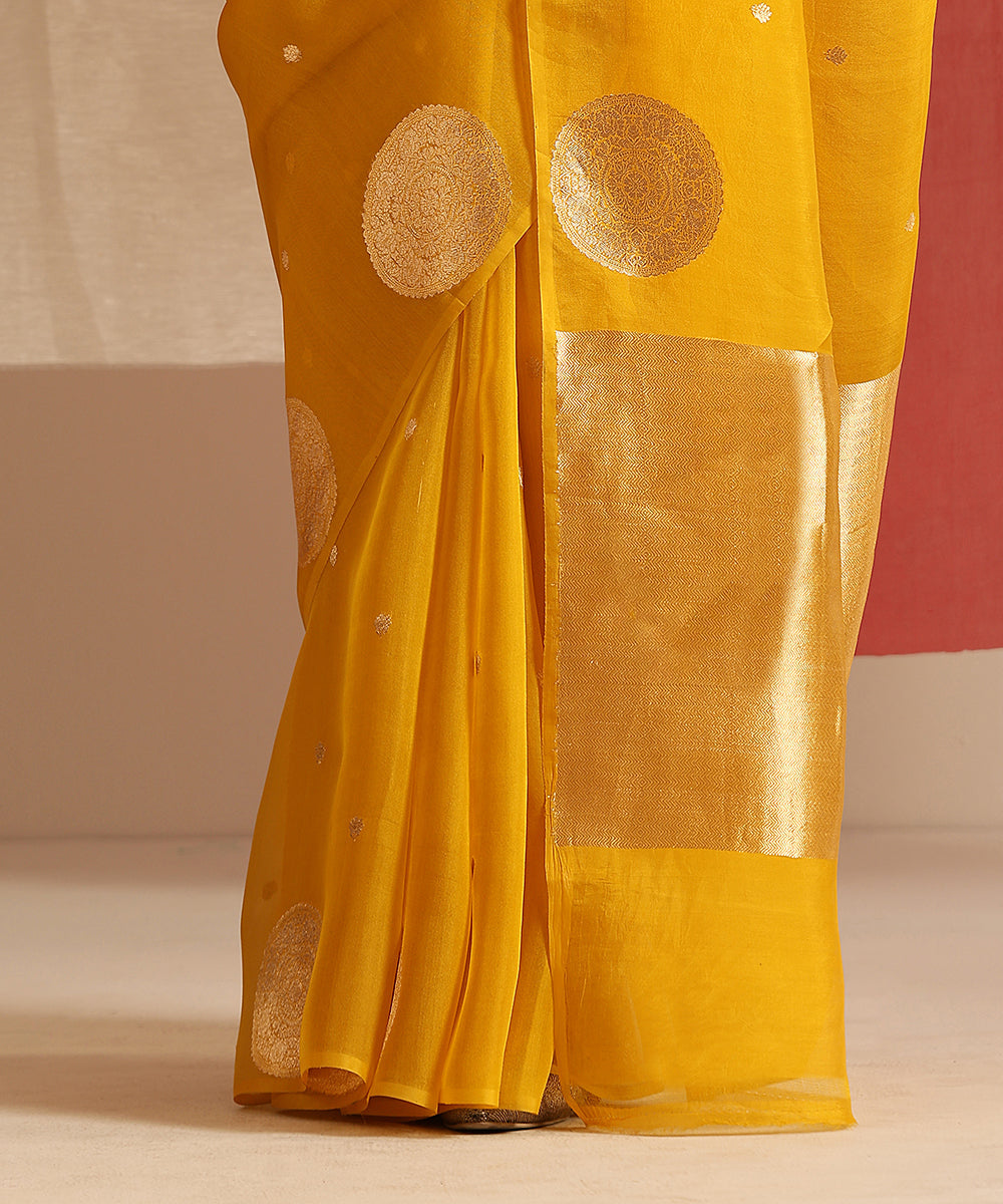 Handloom_Mustard_Pure_Kora_Silk_Banarasi_Saree_With_Gold_Zari_Kadhwa_Booti_WeaverStory_04