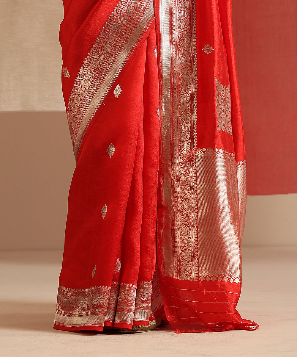 Handloom_Red_Pure_Katan_Silk_Banarasi_Saree_With_Silver_Zari_Kadhwa_Boota_WeaverStory_04