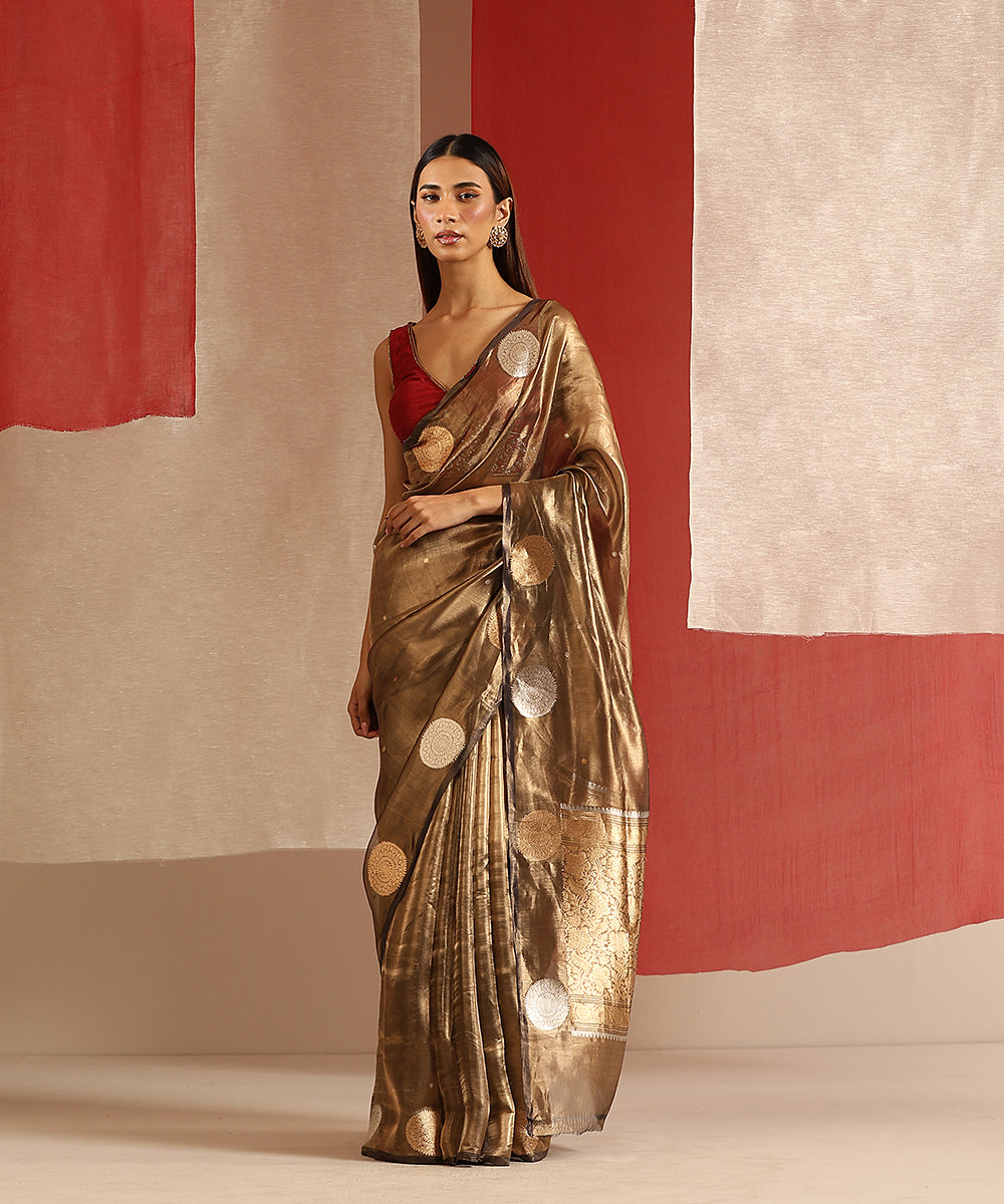 Black_And_Gold_Handloom_Pure_Tissue_Silk_Banarasi_Saree_With_Kadhwa_Boota_WeaverStory_02