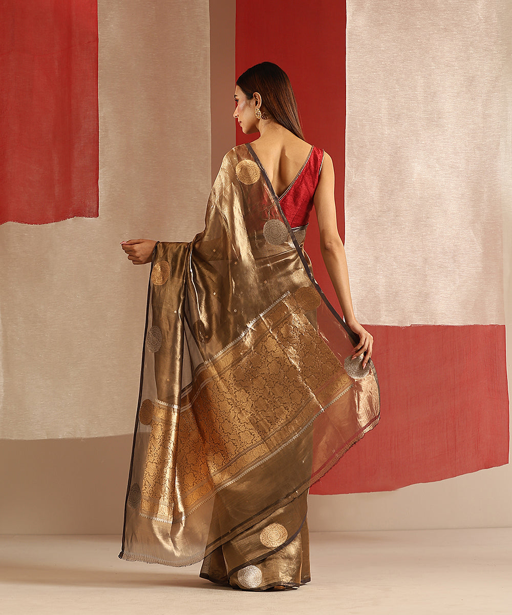 Black_And_Gold_Handloom_Pure_Tissue_Silk_Banarasi_Saree_With_Kadhwa_Boota_WeaverStory_03