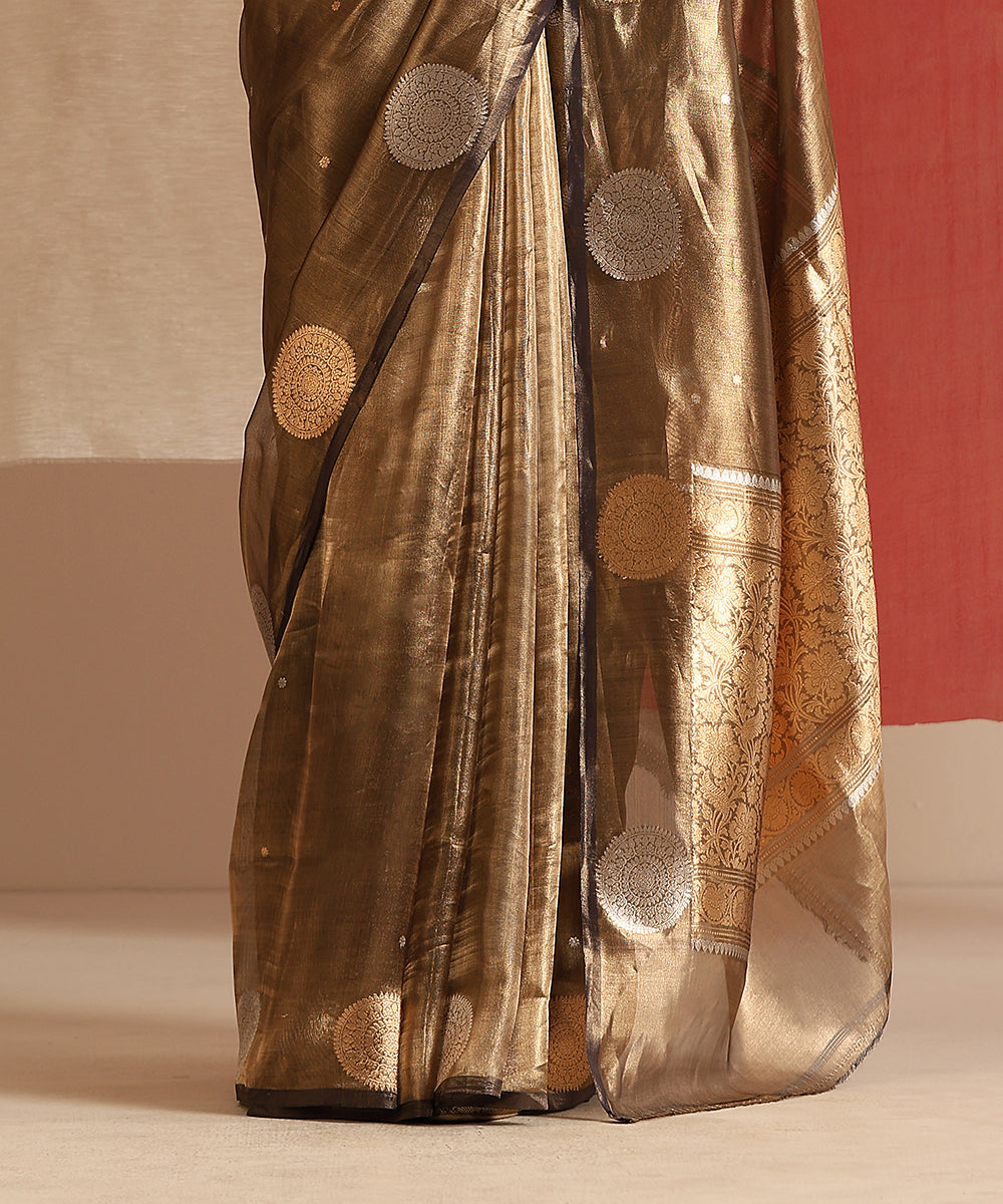 Black_And_Gold_Handloom_Pure_Tissue_Silk_Banarasi_Saree_With_Kadhwa_Boota_WeaverStory_04