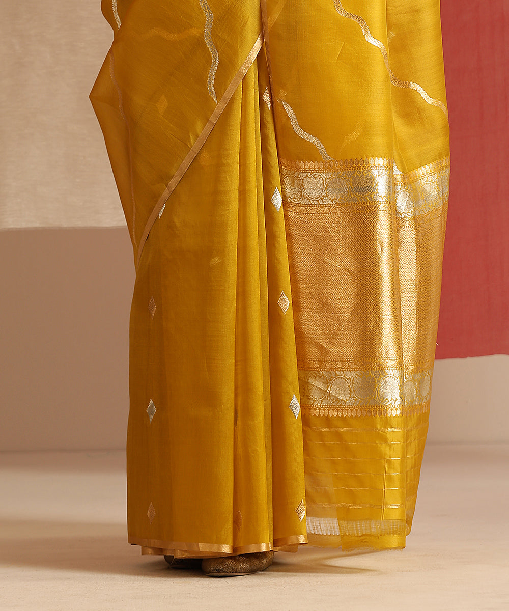 Mustard_Handloom_Pure_Kora_Silk_Banarasi_Saree_With_Gold_And_Silver_Kadhwa_Booti_WeaverStory_04