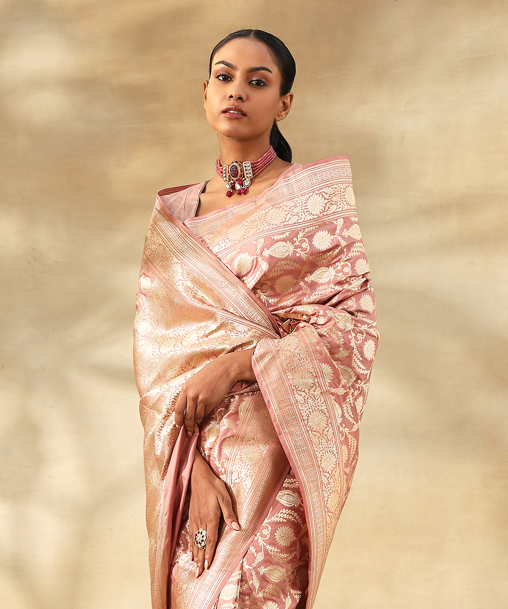 Handloom_Old_Rose_Pink_Pure_Katan_Silk_Banarasi_Saree_With_All_Over_Floral_Zari_Jaal_WeaverStory_01