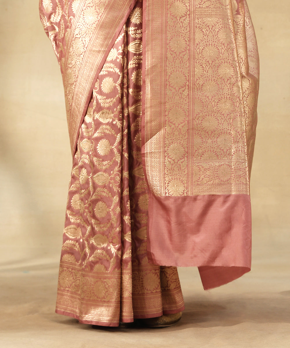Handloom_Old_Rose_Pink_Pure_Katan_Silk_Banarasi_Saree_With_All_Over_Floral_Zari_Jaal_WeaverStory_04