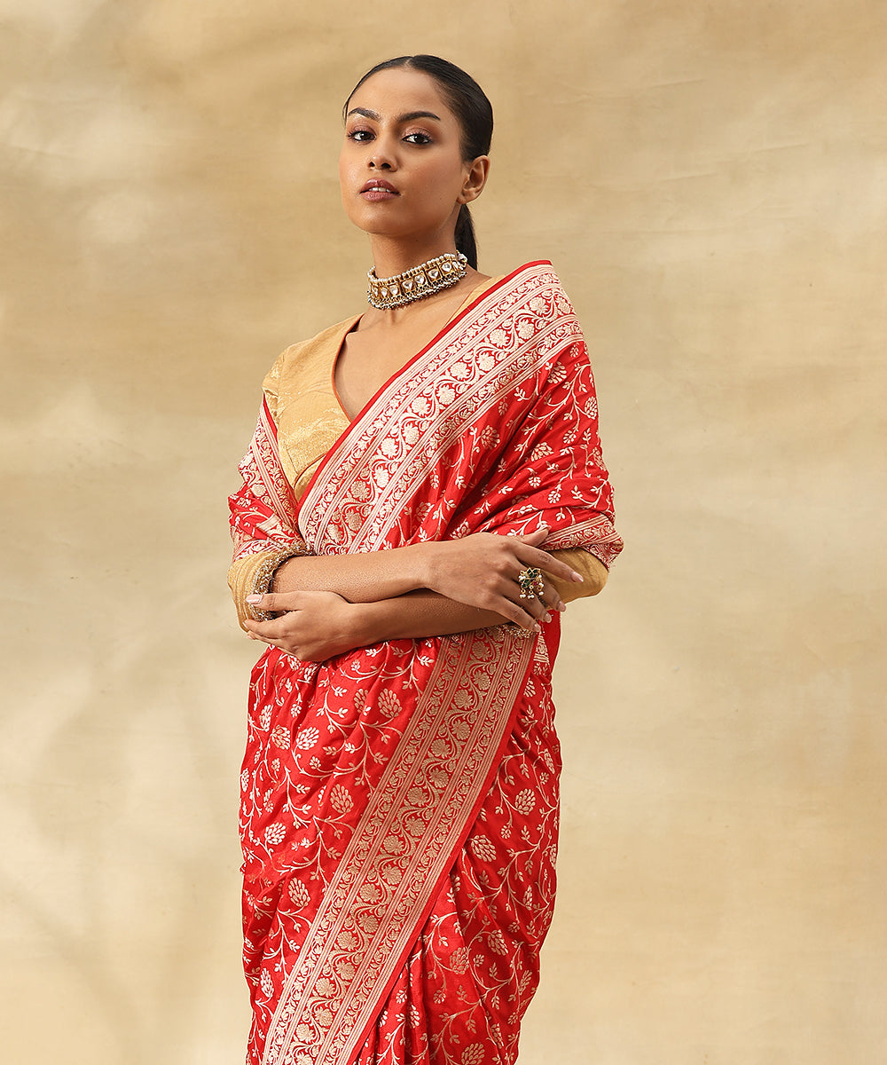 Red_Handloom_Pure_Katan_Silk_Banarasi_Saree_With_All_Over_Floral_Zari_Jaal_WeaverStory_01