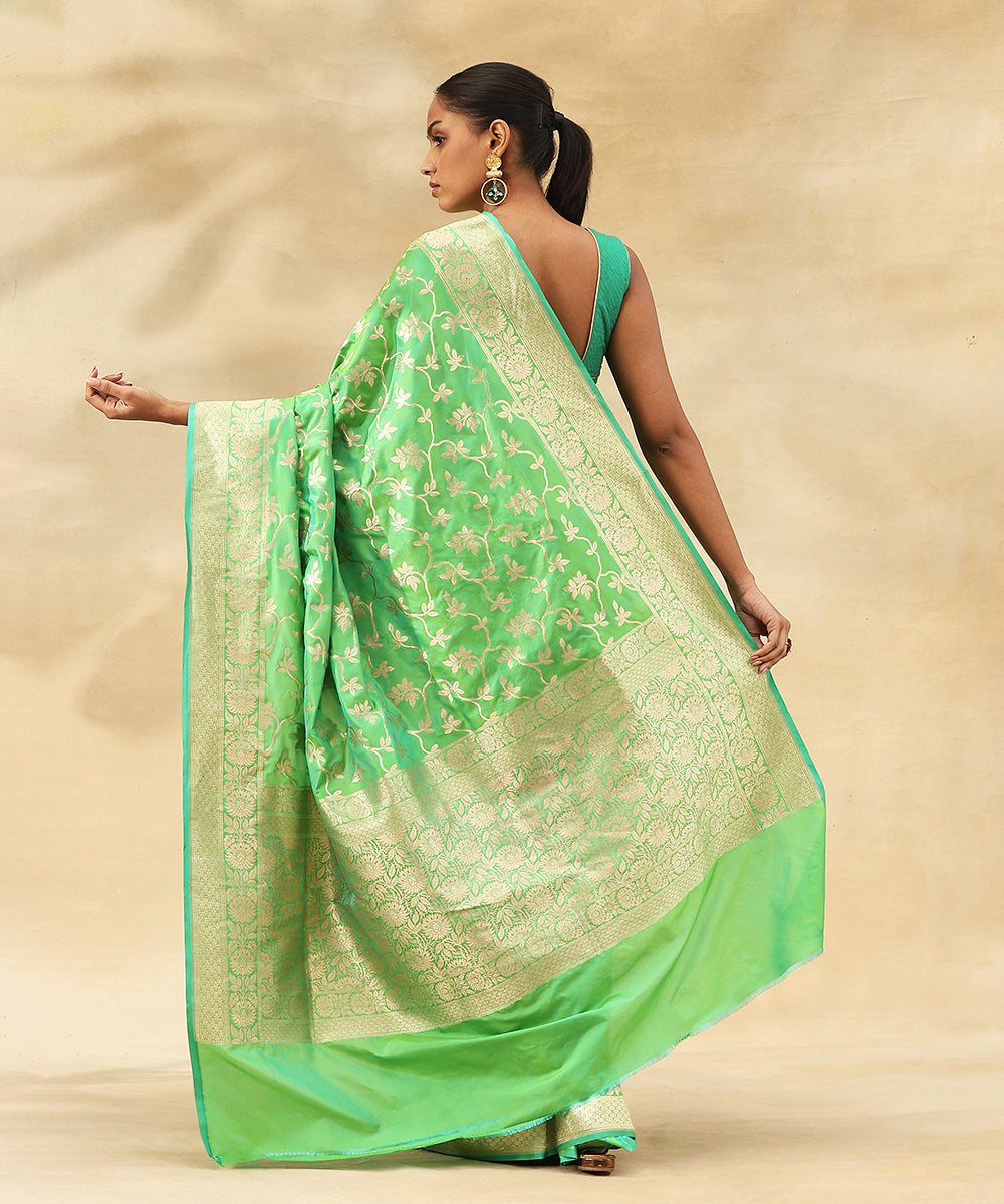 Handloom_Green_Dual_Tone_Pure_Katan_Silk_Banarasi_Saree_With_Zari_Jaal_And_Leaves_WeaverStory_03