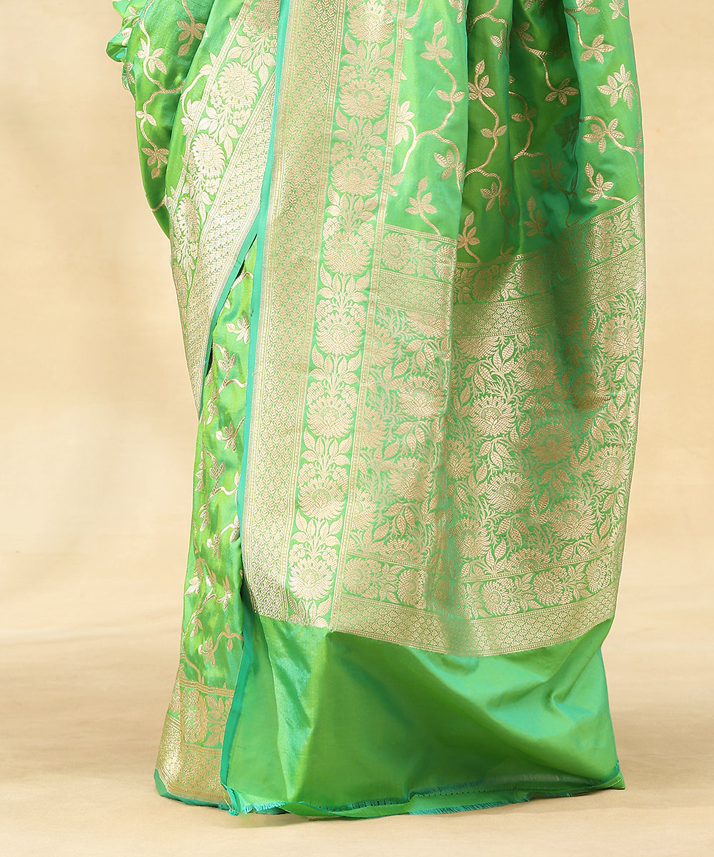 Handloom_Green_Dual_Tone_Pure_Katan_Silk_Banarasi_Saree_With_Zari_Jaal_And_Leaves_WeaverStory_04